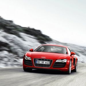 Audi R8 vermelho na estrada nevada