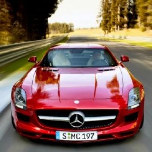 Carro Esportivo Vermelho Mercedes SLS AMG