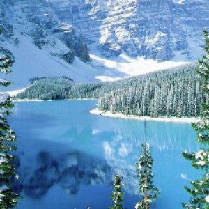 Montanhas nevadas e lago