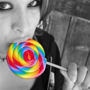 Garota com pirulito colorido