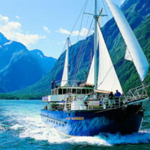 Barco à Vela em Paisagem Cênica