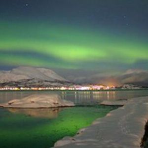 Auroras Boreais sobre Paisagem Nevada