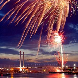 Fogos de Artifício Sobre a Ponte