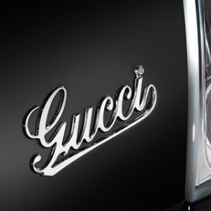 Logo Gucci em carro