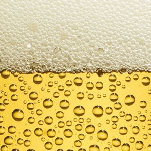 Cerveja Refrescante com Bolhas