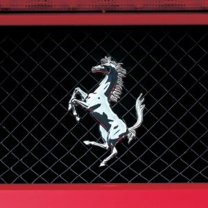 Logotipo da Ferrari em fundo preto