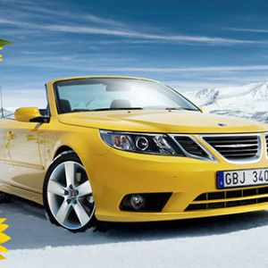 Carro Conversível Amarelo na Natureza