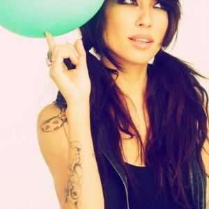 Garota Estilosa com Balão