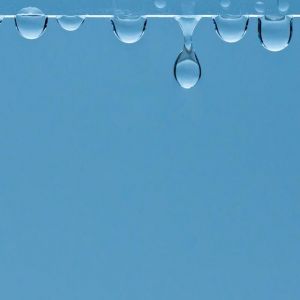 Gotas de água em fundo azul