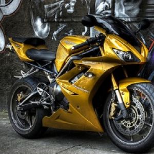 Motocicleta Dourada Estilosa