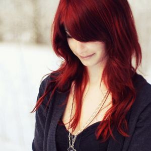 Garota de cabelo vermelho no inverno