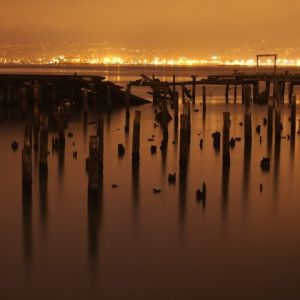 Reflexo Noturno de um Lago Sereno