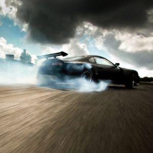 Carro esportivo preto derrapando