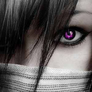 Garota Misteriosa com Olho Roxo