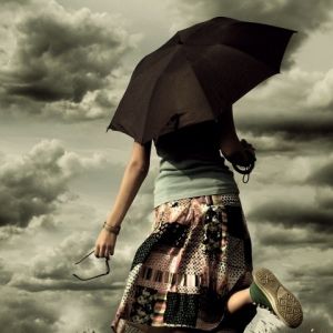 Menina com Guarda-chuva em Céus Dramáticos