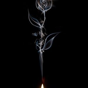 Arte da rosa de fumaça e vela