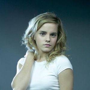 Retrato Glamouroso de uma Jovem Mulher