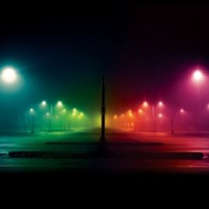 Luzes de Rua Coloridas na Névoa