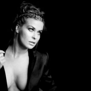 Retrato Elegante em Preto e Branco
