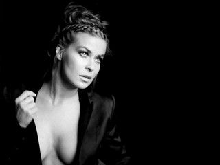 Retrato Elegante em Preto e Branco