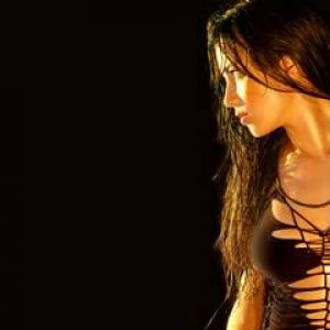 Mulher Glamourosa em Roupa de Renda