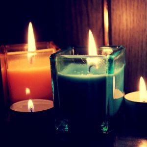 Velas Coloridas em Luz Suave