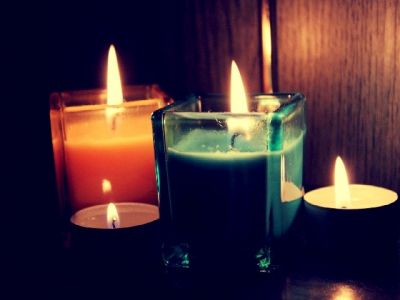 Velas Coloridas em Luz Suave