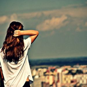 Menina Observando a Paisagem Urbana