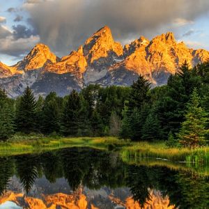 Reflexão Montanhosa Majestosa
