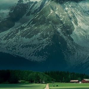 Paisagem Montanhosa Majestosa