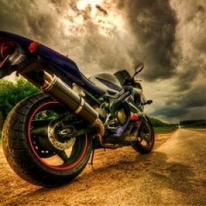 Motocicleta Esportiva na Estrada