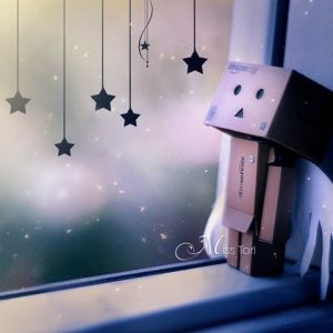 Linda Figura Danbo na Janela