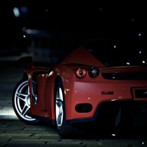 Carro Esportivo Vermelho à Noite