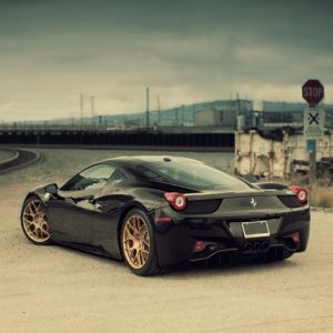 Ferrari 458 Italia em ambiente urbano