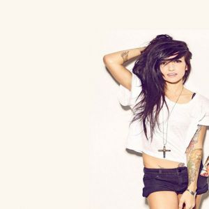 Garota Estilosa com Tatuagens