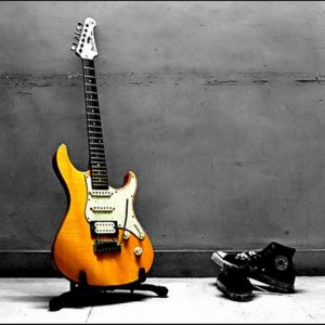 Guitarra Elétrica e Tênis