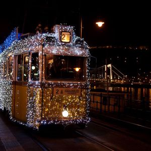 Bonde Decorada para as Festas à Noite