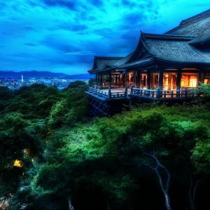Templo Japonês Sereno ao Anoitecer