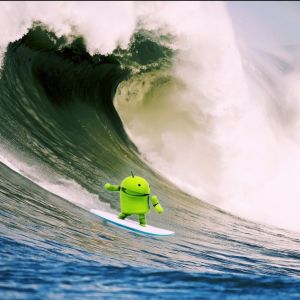 Android surfista em uma onda