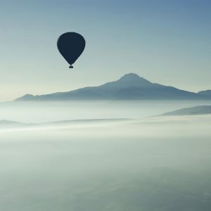 Baloons de Ar Quente Sobre Montanhas