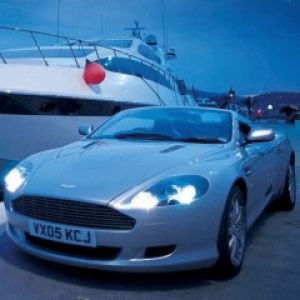 Carro esportivo Aston Martin à noite