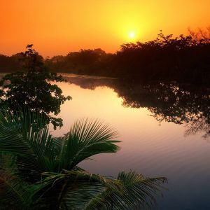 Pôr do Sol Sereno Sobre a Água
