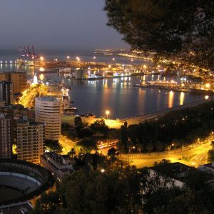 Vista noturna da cidade portuária