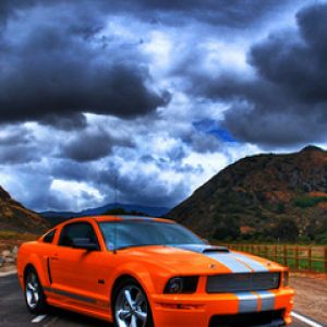 Mustang GT Laranja em Estrada Cênica