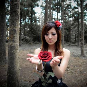 Menina Segurando uma Rosa Vermelha