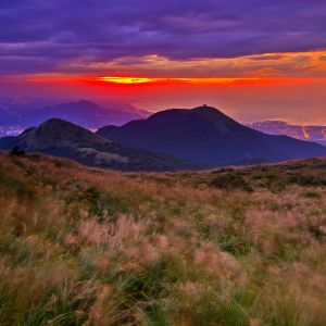 Deslumbrante pôr do sol sobre montanhas