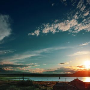 Deslumbrante Pôr do Sol Sobre o Lago