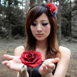 Menina com Rosa Vermelha na Floresta