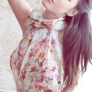 Modelo Elegante com Vestido Floral