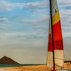Veleiro em uma praia tropical